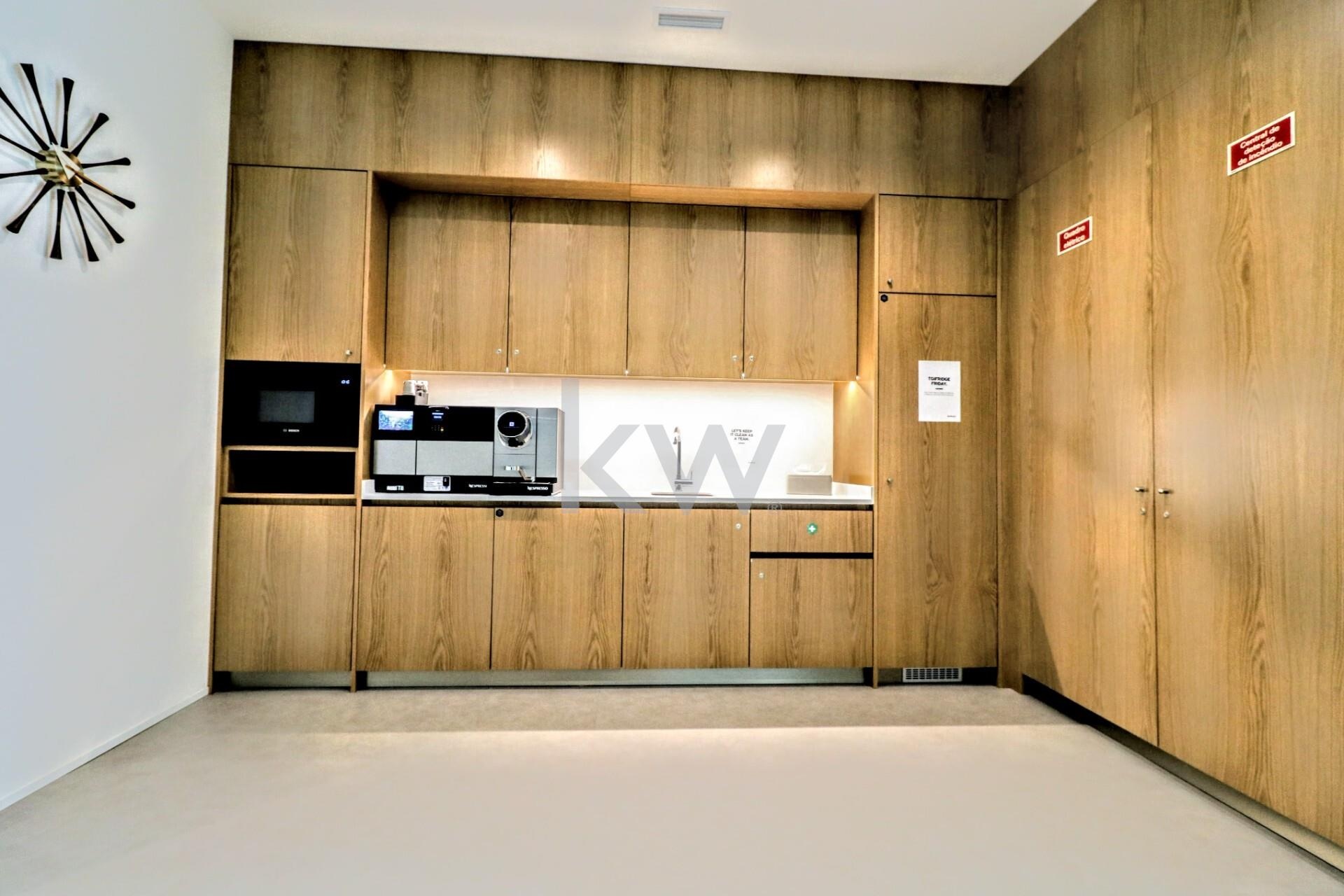 Escritrio de excelncia com 23 m2 para 5 a 6 pessoas no Centro do Parque das Naes, LISBOA