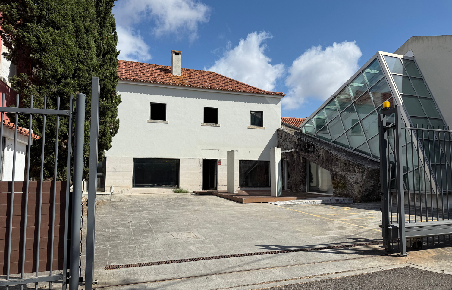 Edifício Exclusivo para Arrendamento em Paço de Arcos | 1000 m² | Estacionamento Privativo