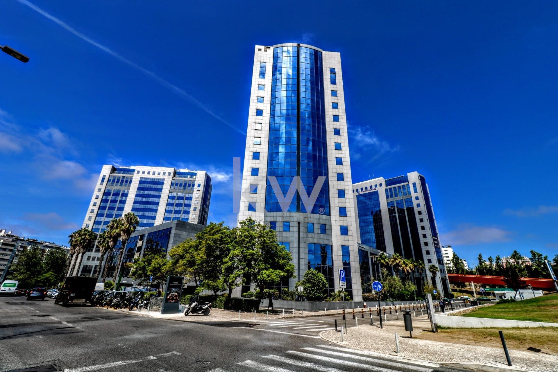 Escritórios para 5 a 6 pessoas nas Torres de Lisboa