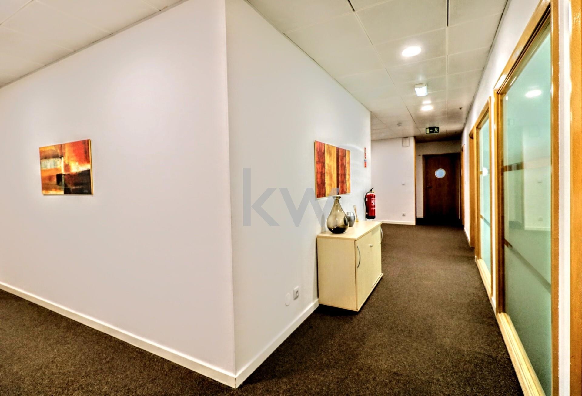 Escritrio para 4 a 6 pessoas nas Torres de Lisboa